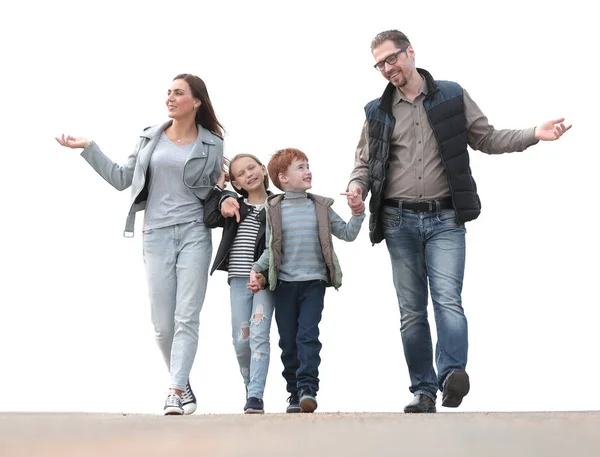 Lycklig familj ha kul promenader tillsammans. — Stockfoto