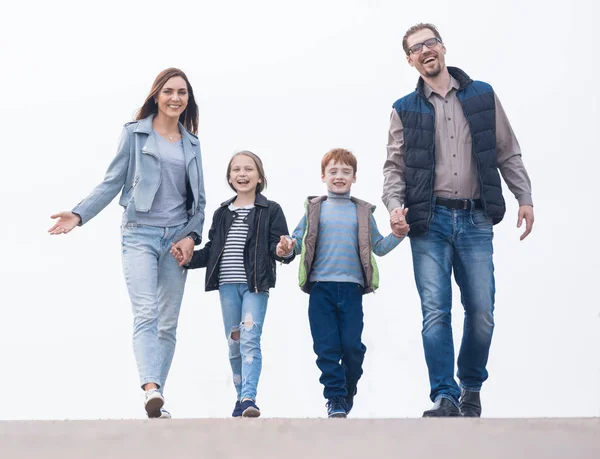 Hand in hand en wandelen en gelukkige familie — Stockfoto