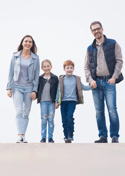 Suddig bild av en familj med två barn — Stockfoto