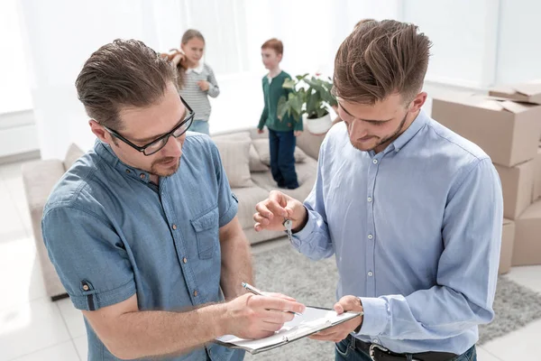 Cliente assina contrato de arrendamento no novo apartamento . — Fotografia de Stock