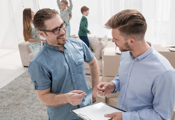 Agente imobiliário e cliente discutindo o arrendamento — Fotografia de Stock