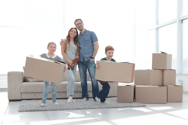 Famille déplace les boîtes dans un nouvel appartement . — Photo