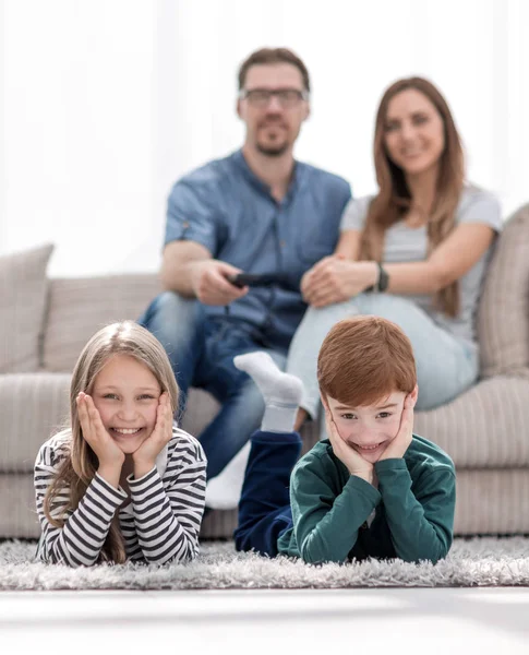 Primer plano. Hermano pequeño y hermana acostados en la alfombra en el li — Foto de Stock