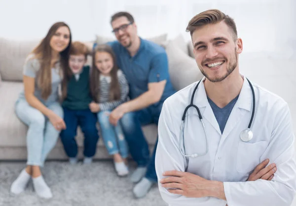 Médico de familia visitando a sus pacientes — Foto de Stock