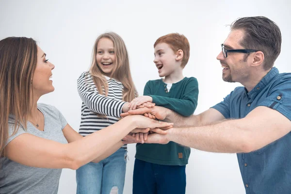 Glückliche Familie zeigt ihre Einigkeit — Stockfoto