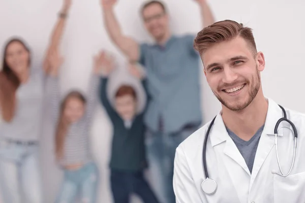 Retrato de un médico de familia en el fondo de su paciente feliz —  Fotos de Stock