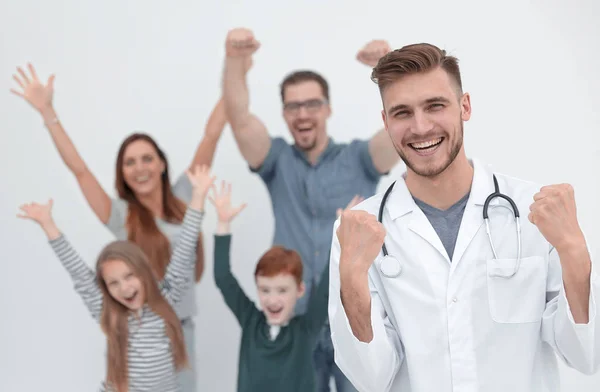 Famille heureuse avec leur médecin de famille — Photo