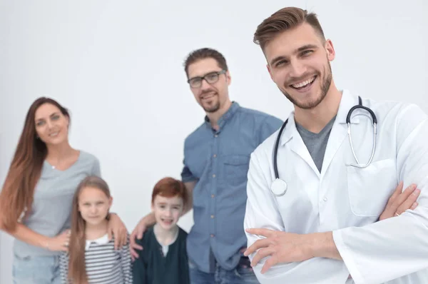 Sonriente médico de familia y sus pacientes —  Fotos de Stock