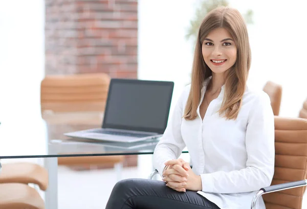 Porträt einer modernen Geschäftsfrau auf einem Stuhl — Stockfoto