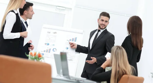 Affärsman gör en presentation till sin business-team — Stockfoto
