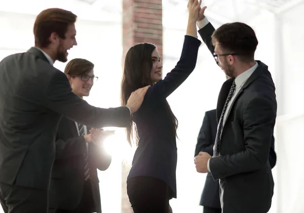 Een Team Van Mensen Uit Het Bedrijfsleven Feliciteren Elkaar Met — Stockfoto