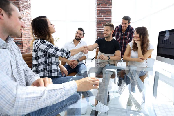 Apretón de manos de los empleados jóvenes — Foto de Stock