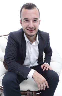 genç işadamı rahat bir sandalyede oturuyor