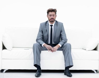 Takım elbiseli oturan başarılı iş adamı dumanlar