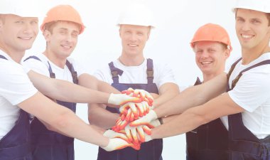 takım birlikte sıktı elleri ile ayakta inşaatçılar