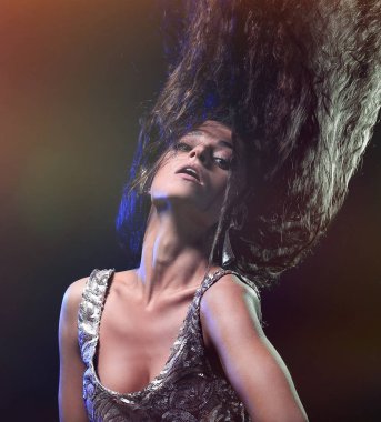 güzel bir genç kadın gece kulübünde dans