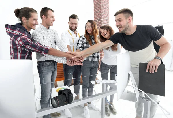 Colegas de apretón de manos en estudio creativo — Foto de Stock