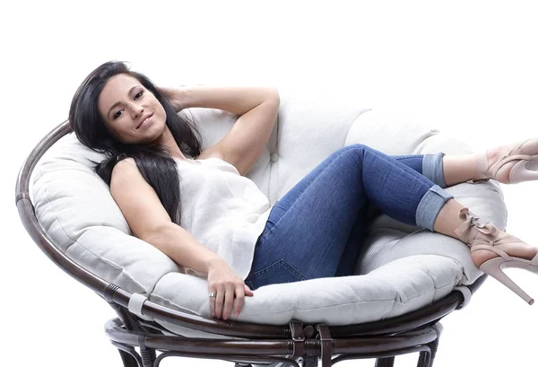 Mujer joven y moderna sentada en una silla suave y acogedora redonda —  Fotos de Stock
