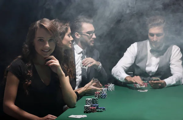 Femme d'affaires moderne assis à la table de craps dans un casino . — Photo