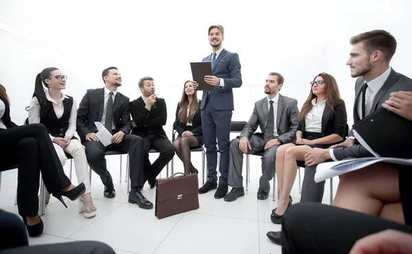 Coach lidera la sesión con el equipo de negocios . — Foto de Stock