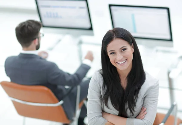 Framgångsrik affärskvinna i bakgrunden av en modern arbetsplats — Stockfoto