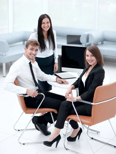 Portret van succesvol business team nabij het bureaublad — Stockfoto