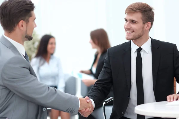 Handshake Manager e il cliente in ufficio. — Foto Stock