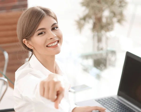 Närbild porträtt av ung affärskvinna på arbetsplatsen — Stockfoto