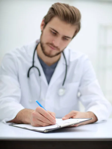 Immagine di sfondo di un medico scrivere una prescrizione — Foto Stock