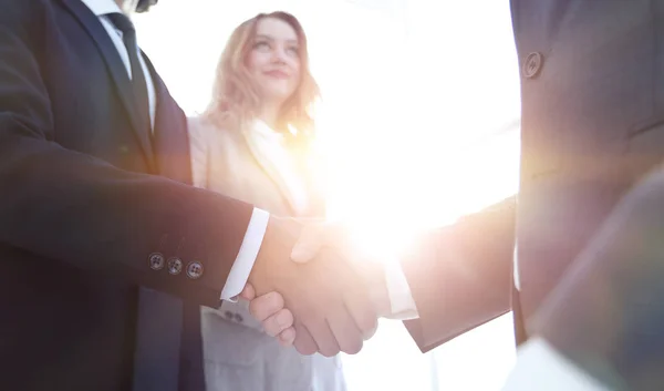 Foto de apretón de manos de dos empresarios felices — Foto de Stock