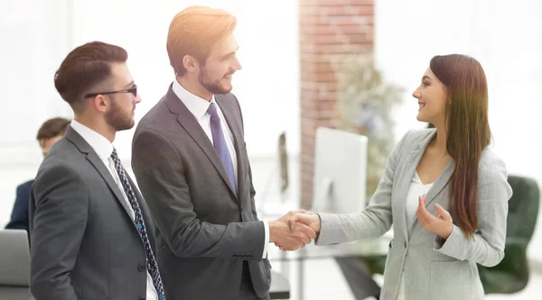 Empresária introduz empresário para trabalhar no escritório — Fotografia de Stock