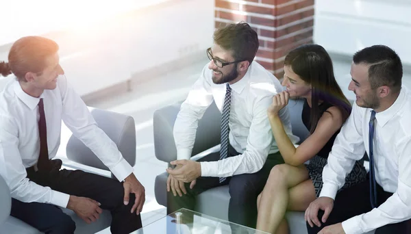 Mitarbeiter sitzen in der Lobby des Büros. — Stockfoto