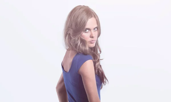 Hermosa mujer en un vestido azul posando sobre un fondo blanco — Foto de Stock