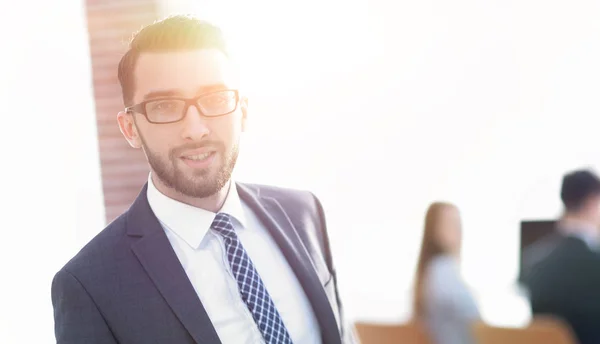 Empresario de éxito en el fondo de la oficina — Foto de Stock