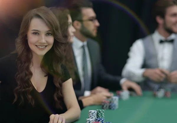 Mujer de negocios moderna sentada en la mesa de dados en un casino . — Foto de Stock