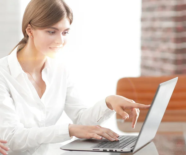 Kvinna Manager visar klientinformationen på den bärbara datorn. — Stockfoto