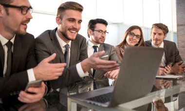 Analizler bir bilgisayar monitörüne işaret ediyor