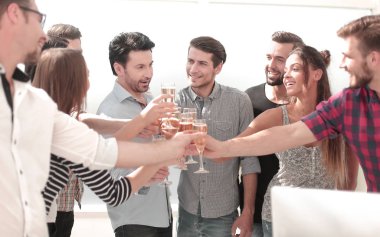 yaratıcı iş takım başarılarını kutluyor