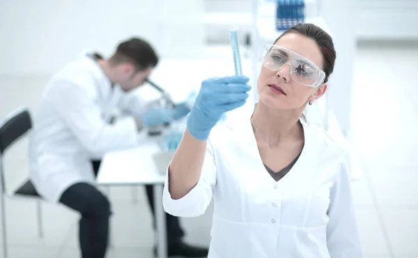 Seria scienziata femminile guarda il tubo con i risultati dell'analisi — Foto Stock