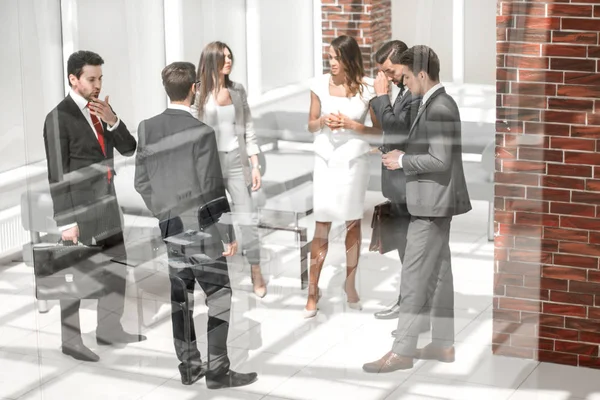 Gruppo di uomini d'affari in piedi nella sala della Banca — Foto Stock