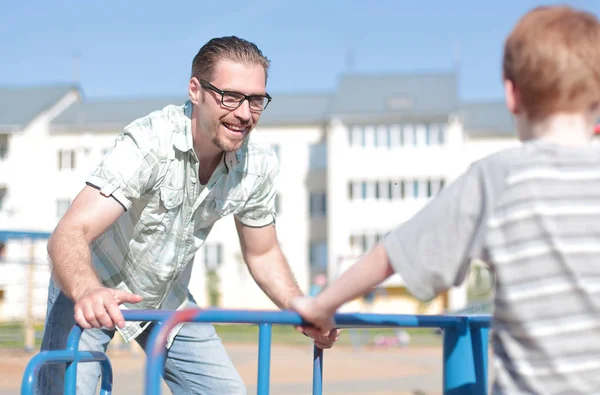 Lycklig far och Lille son på lekplatsen — Stockfoto