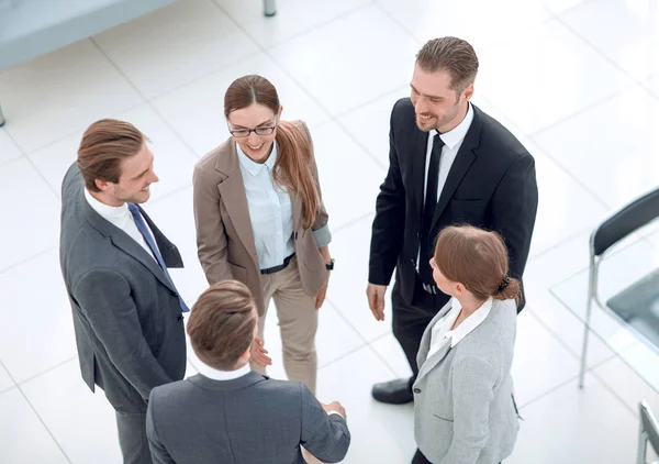 Grupp av affärsmän som står i office receptionen — Stockfoto