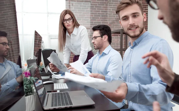 Geschäftsmann wirft Finanzunterlagen weg — Stockfoto