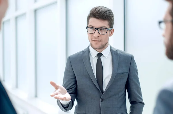 Jefe hablando con los empleados de pie en la oficina —  Fotos de Stock