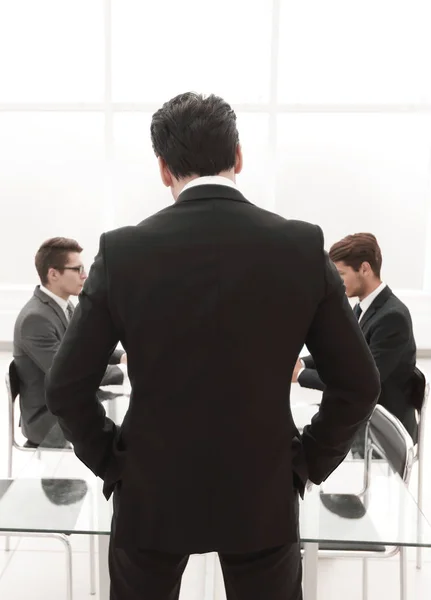 Rear view.businessman em pé na sala de conferências — Fotografia de Stock