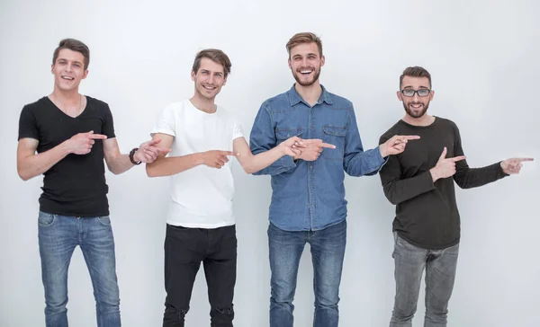 Vrolijke groep vrienden tonen hun vingers aan de zijkant — Stockfoto