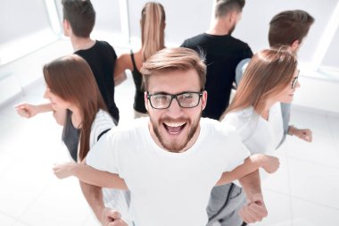 Genç adam bir iş ekibi ile bir daire içinde ayakta