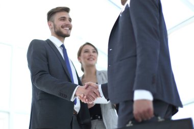 İş ortaklarının güvenilir tokalaşması