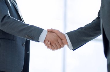 karşılıklı iş ortakları hafif bir arka plan üzerinde.