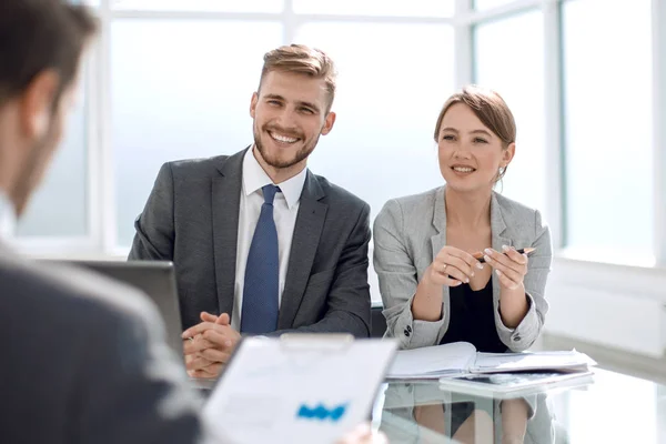 Gruppo di uomini d'affari che discutono un nuovo progetto finanziario — Foto Stock